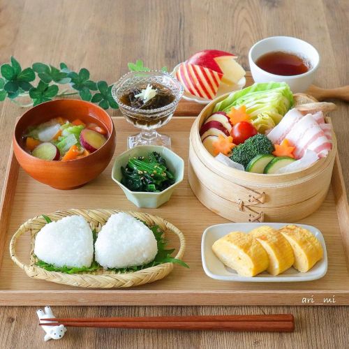 steamed-food-in-a-bamboo-steamer