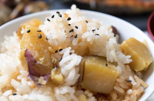 さつまいもと塩昆布とツナの炊き込みご飯