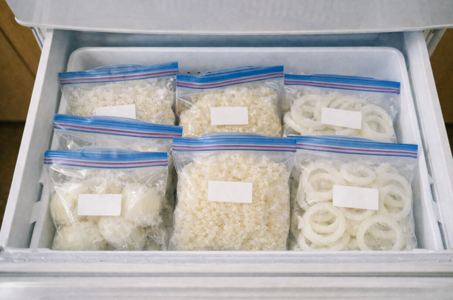 保存袋に入れられた冷凍玉ねぎ